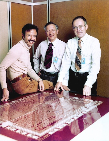 Gordon Moore (à droite) avec le cofondateur d'Intel Robert Noyce (au centre) et Andy Grove (à gauche).
