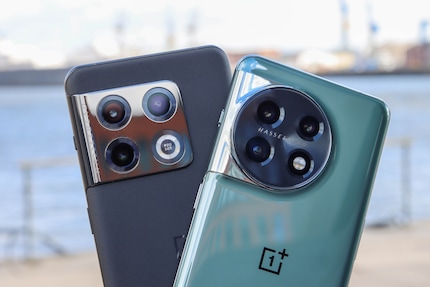 Visuellement, le OnePlus 10 Pro (à gauche) et le OnePlus 11 se distinguent certes, mais côté matériel, les améliorations sont minimes. 