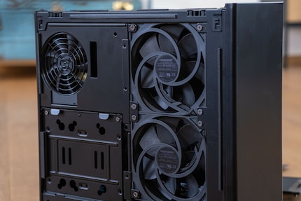 À l’arrière, deux grands ventilateurs évacuent la chaleur.