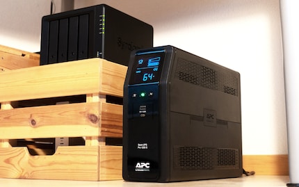 La façade offre trois boutons et deux ports USB en plus de l'écran.