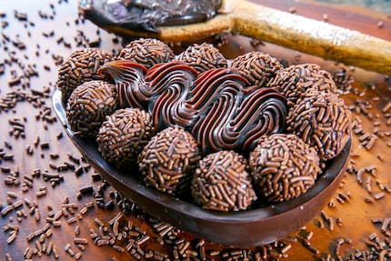 Deux fois plus de plaisir - des truffes au chocolatŒuf en chocolat fourré de tablettes