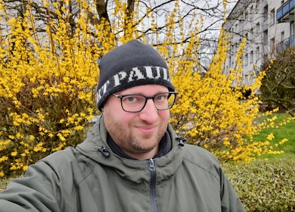 Selfie avec un visage aux traits doux.