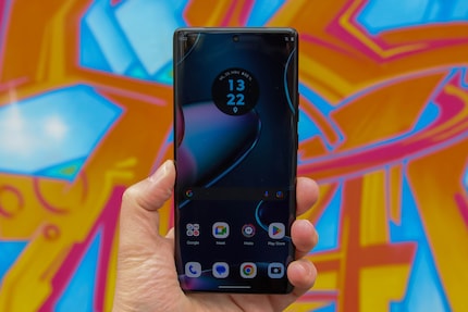 Grand écran OLED avec un taux de rafraîchissement élevé.