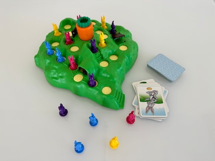 A few rabbits, a stack of cards and the hill - that's all you need for «Lotti Karotti».