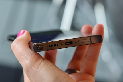 Chargement sans fil ou via le port USB-C.