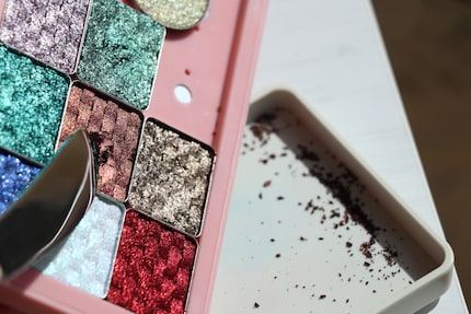 J’utilise ici un fard à paupières duochrome assez original. Sa couleur change selon l’angle de la lumière.