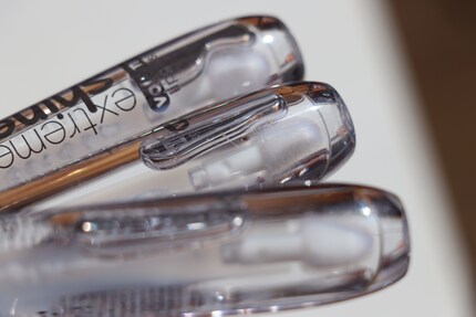 Les gloss transparents « Extreme Shine Volume » d’Essence dans la teinte « 01 Crystal Clear ».