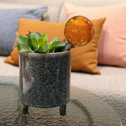 Depending on the light, shimmering dots form on the sphere.