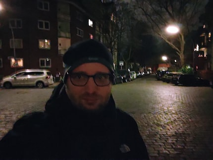 Un selfie dans l’obscurité, au mode automatique (le mode nuit améliore un peu l’image).