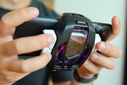 Le ventilateur rend le smartphone plus massif.