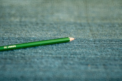 Range of focus at 300 mm and f/7.1. The left of the pencil is already totally blurry.