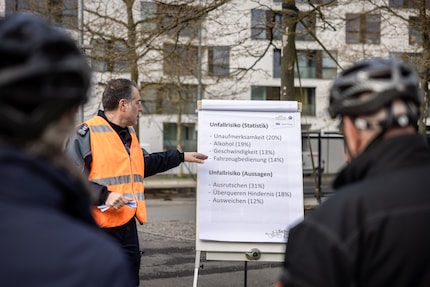 Remo explique les dangers qui guettent les électro-cyclistes sur la route.