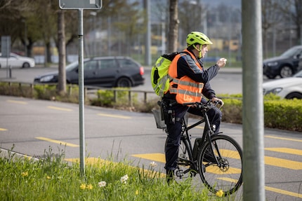 Remo Zemp a les yeux rivés sur les cyclistes pendant les exercices de conduite.