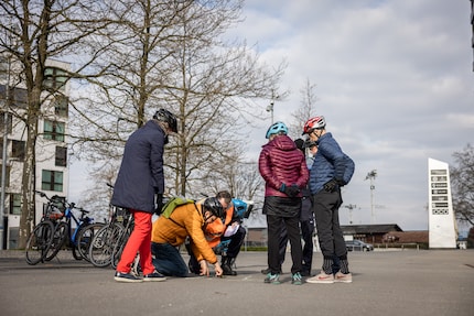 Théorie avec de la craie et un marqueur lumineux en guise de vélo : les élèves discutent du fait de tourner correctement à gauche.