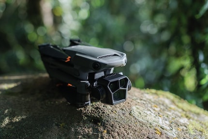 Le nouveau Mavic 3 Pro : en bas la caméra principale, en haut les deux caméras télé.