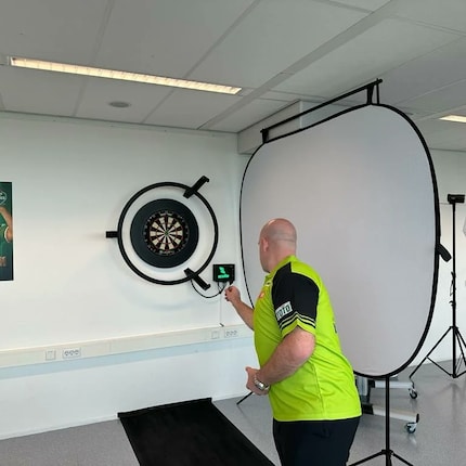 L'ex-champion du monde de fléchettes Michael van Gerwen en train de lancer.