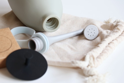 Le bidet portable de Bidetlity existe aussi en deux autres coloris : anthracite et bordeaux.