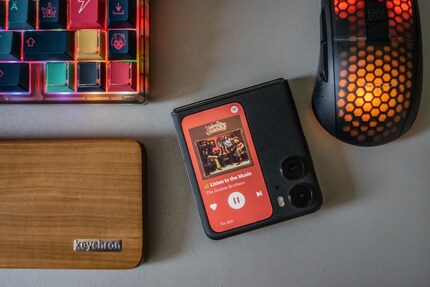 Avec Spotify, vous utilisez l'écran extérieur comme lecteur de musique.