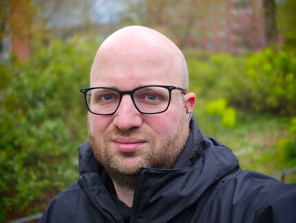 Portrait à 50 millimètres avec bokeh tourbillonnant.