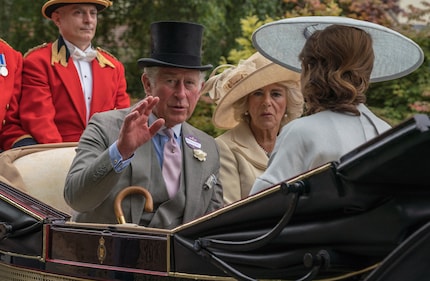 Ici, ils étaient encore prince et duchesse et voyageaient dans une calèche peu spectaculaire : le roi Charles et son épouse, la reine consort Camilla.