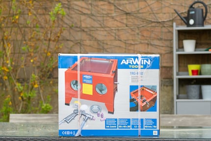 Lousy Photoshop work gives away the fact that the Arwin sandblasting cabin is the result of badge engineering.