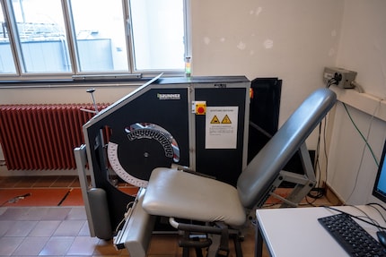 The leg extension prototype is an inconspicuous device packed with state-of-the-art technology. As it’s not yet allowed to be photographed, it’s been covered up.