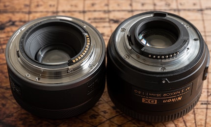 À gauche, une baïonnette Canon pour les appareils photo hybrides. À droite, une baïonnette Nikon pour les appareils reflex. Ils ne pourront pas fonctionner ensemble.