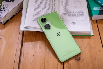 Das Kunststoffgehäuse des OnePlus Nord CE 3 Lite 5G macht mitunter den günstigen Preis aus, gefällt mir optisch aber ganz gut.