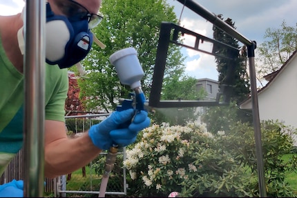 Me spraying. Unfortunately, my smartphone focused wrong and instead of the keyboard, the background is sharp.