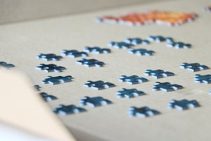 Sur les surfaces en carton, il est plus facile de rassembler et d’assembler les différentes pièces.