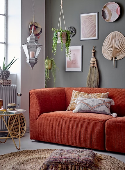 A combination of rounded objects such as fans and rectangular picture frames gives your walls a particularly dynamic look.