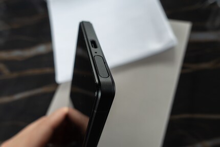 Vous pouvez ouvrir le module de carte mémoire à la main, sans outil.