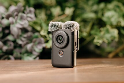 The built-in stereo microphone can be protected from the wind with fleece