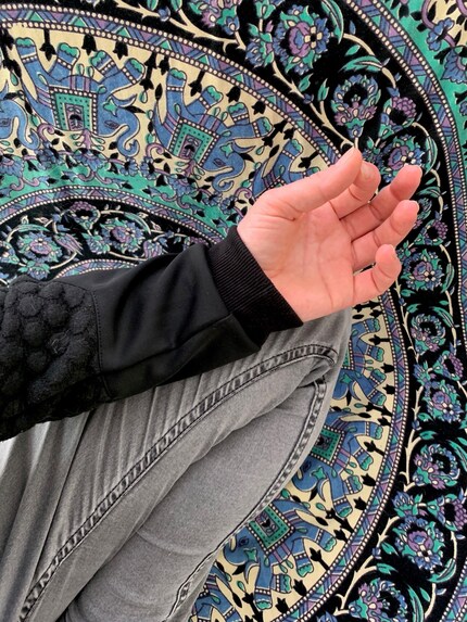 Les postures des mains dans la méditation sont appelées mudras et doivent aider à maintenir la concentration et à créer une harmonie entre la tension et la détente. Au début, je trouvais ça un peu idiot, mais maintenant, j’ai adopté le geste et l’exécute automatiquement quand je m’assois pour méditer.