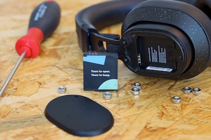 Il suffit de desserrer un couvercle pour retirer la batterie.
