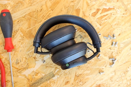 Pour le transport, le Fairbuds XL se plie.
