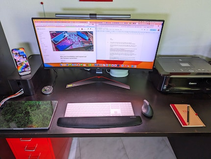 Après : un bureau rangé.