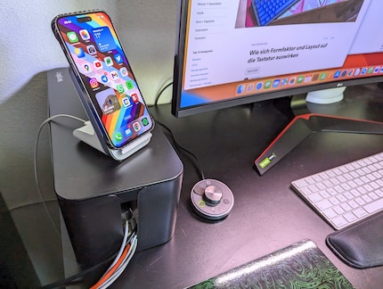 J’utilise la grande surface supérieure de la boîte pour le chargeur sans fil.