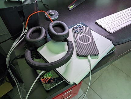 Réalité : j’ai besoin de beaucoup de câbles pour charger les appareils à tester.