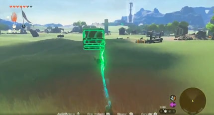 Le box du cheval flotte lentement vers le cheval qui ne se doute de rien.