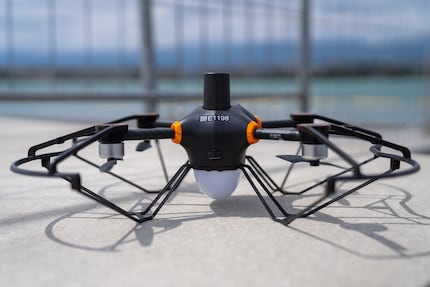 Un des nombreux petits drones qui composent le spectacle. En bas, une grosse LED et sur le dessus, un module de navigation. 