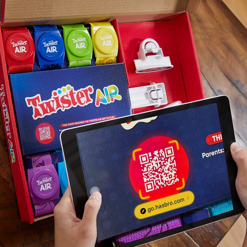 Zum Spielen benötigst du die Twister-Air-App. Dazu scannst du den QR-Code in der beiliegenden Anleitung.