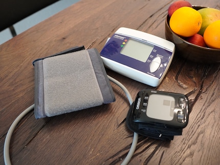 Size comparison of the Omron RS7 Intelli IT and an older model for the upper arm.
