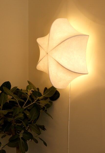 La lampe «Poem» diffuse une lumière douce. Elle est disponible pour le mur ou le plafond.