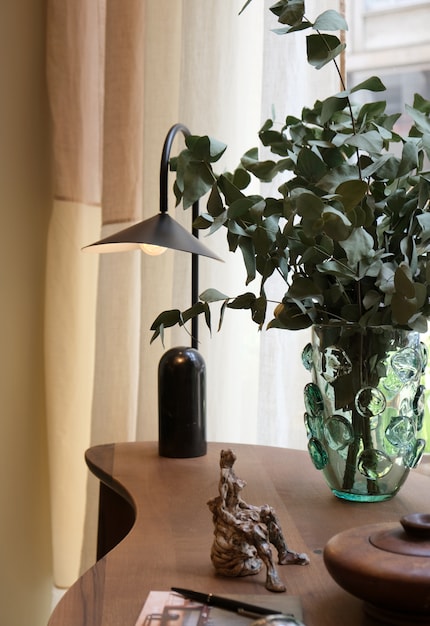 La lampe de table «Arum» fait écran à la lumière et la dirige dans une seule direction. Elle est également disponible en lampadaire.