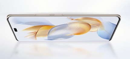 The selfie cam in the Pro model shoots at 50 megapixels - and has an additional sensor for depth measurement.