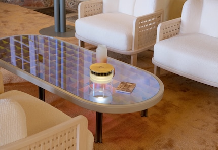 Il se compose d'un piètement en treillis et d'une surface de table irisée en verre.