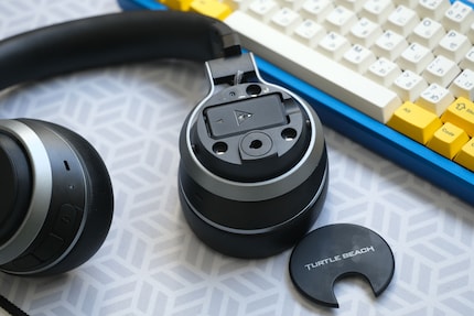 La batterie remplaçable se trouve dans l'écouteur droit.