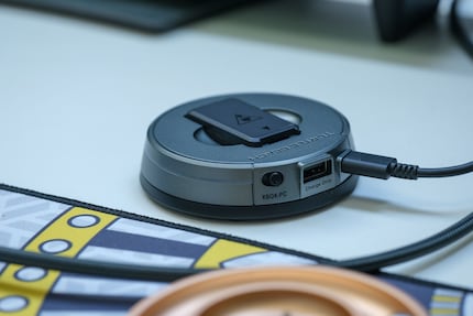 L'émetteur du Stealth Pro sert également de station de charge pour les batteries.