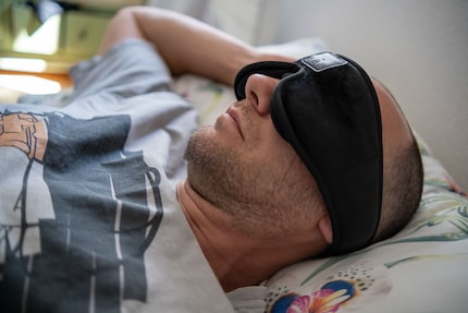 I’m not as relaxed as in the picture when listening to music with the Livoo sleep mask. Sound quality is horrendous.